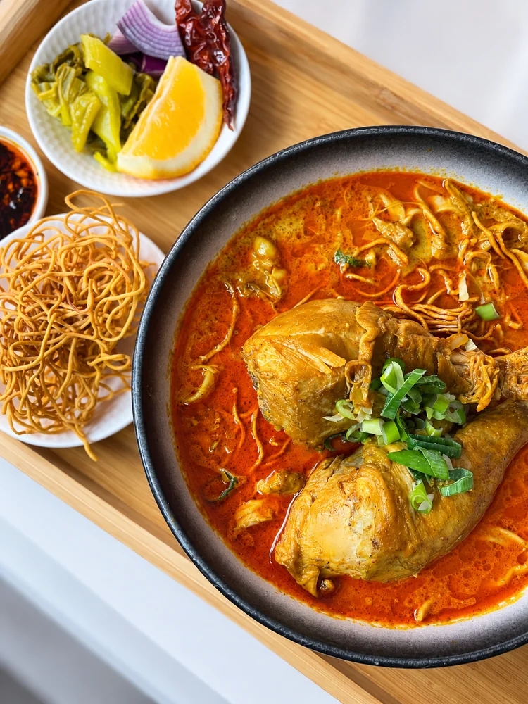 Thai curry with crispy noodles and herbs